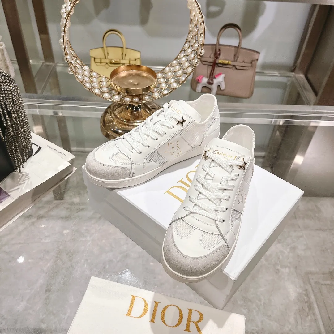 👟👟Ex-factory price 560👟👟Dior2024 new white shoes, Dior Dior Star women's sports shoes, very light summer white shoes. The upper is carefully made of imported suede, decorated with tonal suede panels, metal stars decorate the lace eyelets, and breathable mesh inside. The upper is punched and designed not to stuffy the feet. It is equipped with Christian Dior logo and thin soles. The thick sole is suitable for all seasons! Size: 35-41 (40 and 41 are customized and cannot be returned or exchanged)